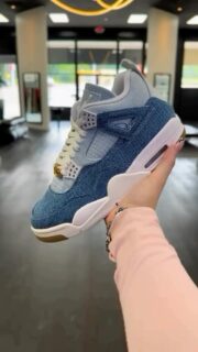 Denim done different. The Women’s Air Jordan 4 ‘Worn Blue’ 💙👖 pulls up with premium two-tone washes, light on the collar and midfoot, deep indigo on the overlays, and stitched details that upgrade the classic mesh 🧵.

Gold ‘Family’ dubraes ✨ add that personal flex, while white mids and gum soles keep it clean and ready 🤍🟤.

#sneakerhead #jordan4 #kicksonfire #nicekicks #sneakercollection #jumpman23 #jordan #sneakergallery