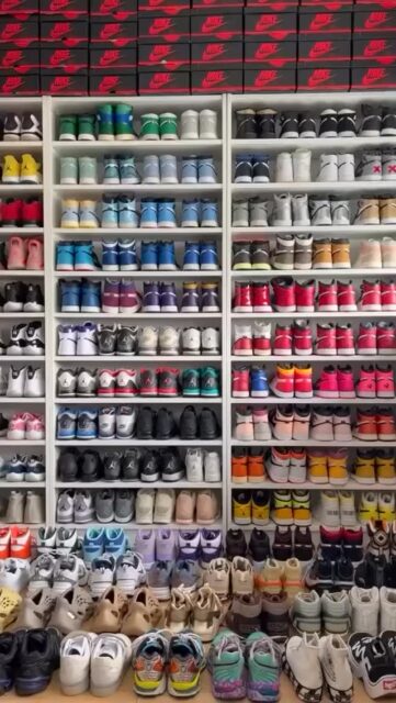 Yes, i am obsessed 👟☁️
#femalesneakerhead #shoes #sneakerhead #jordan #nike #adidas #foryou #style #fashion #streetwear #sneakeraddict #kms